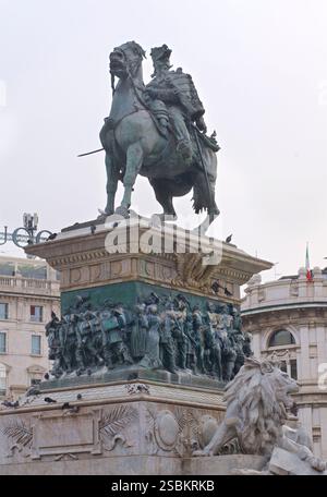 Vittorio Emanuele II monumento di Ercole Rosa in Piazza del Duomo, Milano, Italia. Statua equestre in bronzo raffigurante Vittorio Emanuele II a cavallo che conduce le truppe nella Battaglia di San Martino. Sulla base di granito sono presenti rilievi in bronzo raffiguranti le truppe piemontesi che entrano a Milano durante la seconda guerra d'indipendenza. Sul piedistallo anteriore si trova la data GIUGNO MDCCCLIX - GIUGNO 1859 - per segnare l'arrivo dei KingÕs a Milano. Su entrambi i lati della statua ci sono due leoni di marmo. La zampa di uno poggia su un piatto inciso con Roma, l'altra zampa di lionÕs poggia su un piatto inciso Milano. Foto Stock
