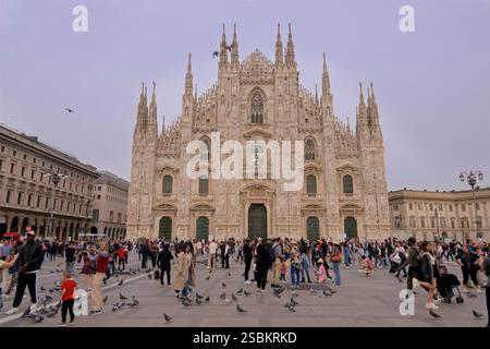 Duomo di Milano o Cattedrale metropolitana-Basilica della Natività di Santa Maria è la "chiesa cattedrale" di Milano, Lombardia, Italia. Dedicata alla "Natività di Santa Maria" (Santa Maria Nascente), è sede dell'Arcivescovo di Milano. La cattedrale ha richiesto quasi sei secoli per essere completata: La costruzione è iniziata nel 1386 e i dettagli finali sono stati completati nel 1965. È la chiesa più grande della Repubblica italiana e la terza più grande del mondo. Foto Stock