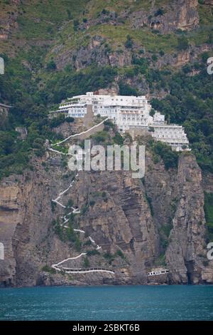 Il Grand Hotel Tritone è un hotel 4 stelle a Praiano, vicino ad Amalfi e Positano sulla Costiera Amalfitana. L'hotel dispone di una spiaggia privata e di camere con vista mare. Vista da una barca di passaggio. Praiano è un comune della provincia di Salerno, nella regione Campania del sud-ovest dell'Italia. Si trova sulla Costiera Amalfitana Foto Stock
