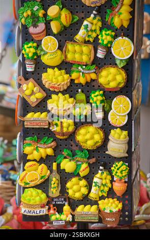Souvenir in vendita ad Amalfi. Magneti per frigo con limoni. Foto Stock