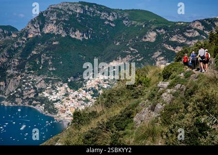 Escursioni sulla Costiera Amalfitana. L'avvicinamento a Positano oltre, dalla passeggiata degli dei. Mar Tirreno, Mediterraneo, Italia. Costiera amalfitana. Penisola Sorrentina. Escursionisti sul sentiero Foto Stock