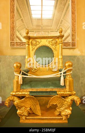 Dettaglio interno del Palazzo reale di Milano. L'edificio fu sede del governo nella città italiana di Milano per molti secoli. Oggi è un centro culturale ed è sede di mostre d'arte internazionali. Qui, alcuni mobili barocchi dorati raffigurano griffini di stagno Foto Stock