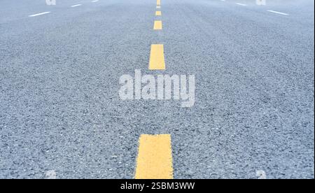 Sfondo di una strada asfaltata rettilinea Foto Stock