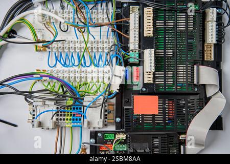 Vista ravvicinata del sistema di cablaggio e del circuito stampato all'interno del quadro di comando elettrico. Componenti elettrici utilizzati per l'automazione e la regolazione di vari componenti Foto Stock