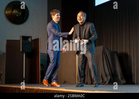 Il CEO di Open ai Sam Altman (L) e il CEO di SoftBank Group Masayoshi Son hanno partecipato a un evento di marketing "trasformare il business aziendale con l'intelligenza artificiale" a Tokyo, Giappone, il 3 febbraio 2025. OpenAI e il gruppo SoftBank hanno annunciato una partnership per sviluppare e commercializzare l'intelligenza artificiale aziendale avanzata chiamata Cristal Intelligence. Crediti: Koichi Mitsui/AFLO/Alamy Live News Foto Stock