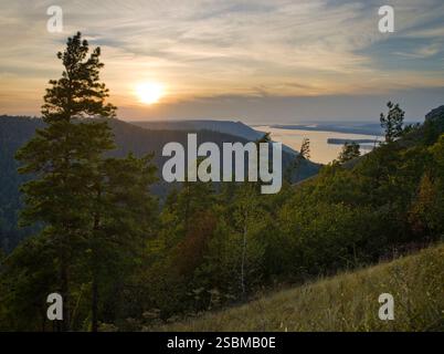 Paesaggio estivo con vista del tramonto nella regione di Samara sul monte Strelnaya dal punto superiore Foto Stock