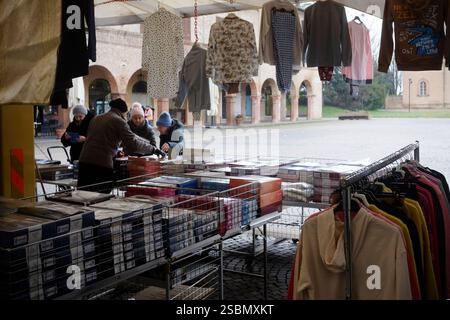 Busseto, Parma, Italia - 31 gennaio 2025 venditori ambulanti che preparano stallo di abbigliamento e scarpe al mercato settimanale di Busseto, Parma, Italia Foto Stock