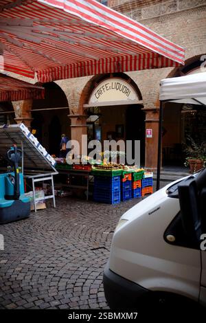 Busseto, Parma, Italia - 31 gennaio 2025 casse colorate piene di frutta e verdura fresca esposte sotto tende a righe rosse e bianche a Busseto Foto Stock