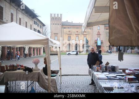Busseto, Parma, Italia - 31 gennaio 2025 venditori ambulanti che vendono abbigliamento e accessori al mercato del venerdì di Busseto, con Rocca Pallavicina in l Foto Stock