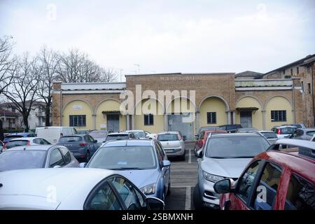 Busseto, Parma, Italia - 31 gennaio 2025 Auto che occupano tutti i posti auto disponibili di fronte al mercato chiuso di Busseto, Parma, Italia Foto Stock