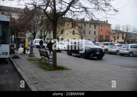 Busseto, Parma, Italia - 31 gennaio 2025 Mercedes parcheggiata lungo il marciapiede nella piazza principale di Busseto, animata da attività durante la vivace F Foto Stock