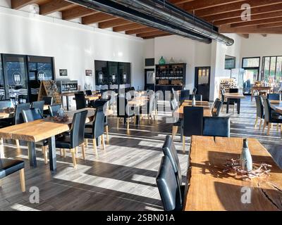 Ristorante, sala degustazione con mobili in legno di oliva naturale. Mobili e interni. Agricoltura e vinificazione della Liguria, Italia. Foto Stock