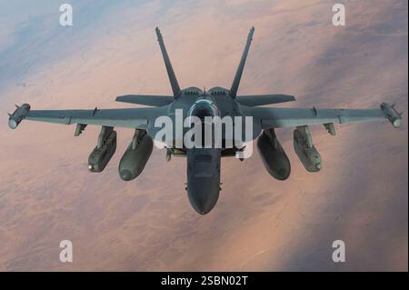 Un EA-18G Growler della Marina degli Stati Uniti vola sopra l'area di responsabilità del comando centrale degli Stati Uniti, 16 gennaio 2025. Il Growler è il primo elettrone di nuova concezione Foto Stock