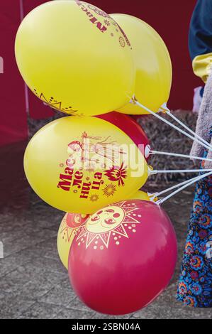 Kolomna, Russia, 17 marzo 2024. Maslenitsa. Le persone con palloncini con l'iscrizione Maslenitsa camminano a una fiera in un giorno di festa. Le vacanze della gente. T Foto Stock
