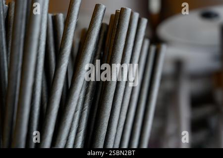 Primo piano di cannucce di carta nera, per un design ecocompatibile Foto Stock