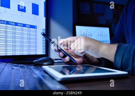 Mani di commerciante che usa lo smartphone in un ufficio alto. Concetto globale di tecnologia aziendale e di comunicazione dell'informazione. Primo piano Foto Stock