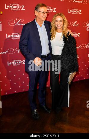 Katja Burkard mit Ehemann Hans Mahr zu Gast iauf dem roten Teppich bei der 24 Lambertz Mondy Night im Wartesaal am Dom 03.February 2025 a Koeln NRW Deutschland *** Katja Burkard con marito Hans Mahr sul Red carpet alla 24 Lambertz Mondy Night nel Wartesaal am Dom 03 febbraio 2025 a Colonia NRW Germania Foto Stock