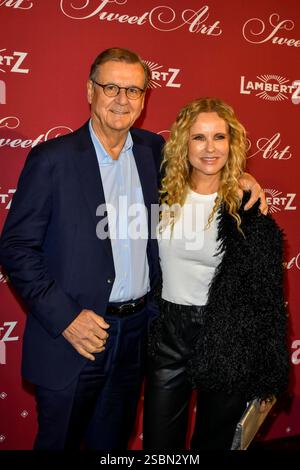 Katja Burkard mit Ehemann Hans Mahr zu Gast iauf dem roten Teppich bei der 24 Lambertz Mondy Night im Wartesaal am Dom 03.February 2025 a Koeln NRW Deutschland *** Katja Burkard con marito Hans Mahr sul Red carpet alla 24 Lambertz Mondy Night nel Wartesaal am Dom 03 febbraio 2025 a Colonia NRW Germania Foto Stock