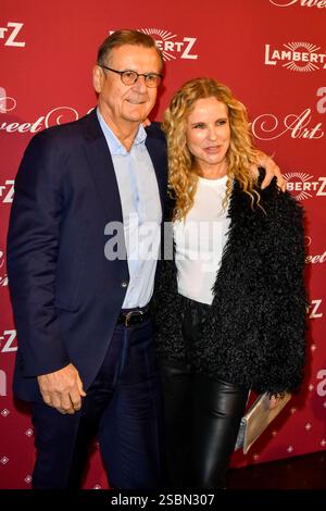 Katja Burkard mit Ehemann Hans Mahr zu Gast iauf dem roten Teppich bei der 24 Lambertz Mondy Night im Wartesaal am Dom 03.February 2025 a Koeln NRW Deutschland *** Katja Burkard con marito Hans Mahr sul Red carpet alla 24 Lambertz Mondy Night nel Wartesaal am Dom 03 febbraio 2025 a Colonia NRW Germania Foto Stock