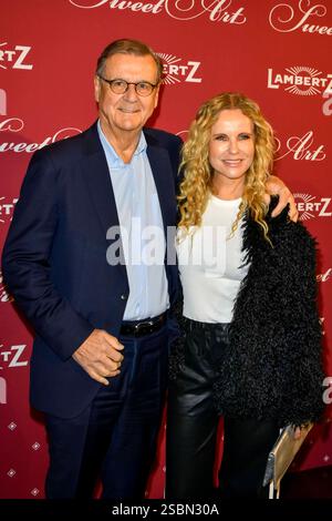 Katja Burkard mit Ehemann Hans Mahr zu Gast iauf dem roten Teppich bei der 24 Lambertz Mondy Night im Wartesaal am Dom 03.February 2025 a Koeln NRW Deutschland *** Katja Burkard con marito Hans Mahr sul Red carpet alla 24 Lambertz Mondy Night nel Wartesaal am Dom 03 febbraio 2025 a Colonia NRW Germania Foto Stock