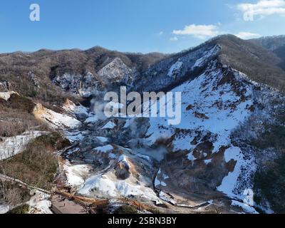 Vista aerea dei diffusori geotermici di vapore nella valle dell'Inferno di Jigokudani nella città di Noboribetsu Foto Stock