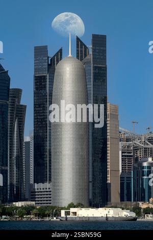 Doha Tower. Dopo il completamento della costruzione nel 2012 fu marchiato come Burj Doha dal proprietario, H. E. Sheikh Saud bin M. Foto Stock