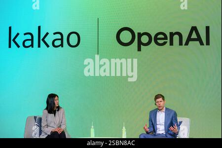 Seoul, Corea del Sud. 4 febbraio 2025. Il CEO di Open ai Sam Altman (R) e il CEO di Kakao Chung Shin-a (L) partecipano alla Kakao Media Day. Il gigante tecnologico sudcoreano Kakao Corp. Il 4 febbraio ha annunciato una partnership con OpenAI per utilizzare ChatGPT sul suo nuovo servizio di intelligenza artificiale (ai) unendosi a un'alleanza globale guidata dalla società di intelligenza artificiale statunitense in mezzo all'intensificazione della concorrenza nel mercato globale dell'intelligenza artificiale. Credito: SOPA Images Limited/Alamy Live News Foto Stock