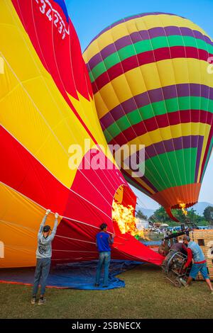 Laos, provincia di Vientiane, Vang Vieng, prepara mongolfiere per sorvolare le vette carsiche Foto Stock