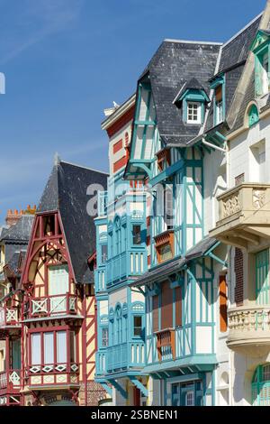 Francia, somme, Baie de somme (baia di somme), Mers les Bains, grezzo di case costruite in stili diversi patrimonio dell'epoca in cui il mare e l'esposizione al sole cominciarono a diventare popolari negli anni '1860 e dopo nel quartiere balneare etichettato Site Patrimoinial Remarquable, situato Esplanade du General Leclerc Foto Stock