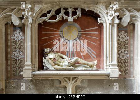 Francia, somme, Baie de somme (baia di somme), Abbeville, chiesa collegiata di Saint Vulfran costruita tra il XVI e il XVII secolo in stile gotico sgargiante, scultura in legno di Gesù Cristo parte di una pala d'altare o di una posa nella tomba del XVI secolo Foto Stock