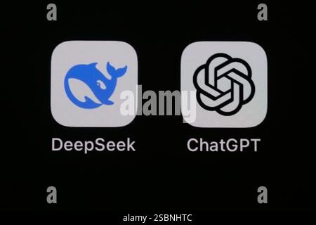 In questa illustrazione fotografica, le app ai DeepSeek e ChatGPT vengono visualizzate su uno schermo iPhone con una bandiera cinese sullo sfondo il 30 gennaio 2025 a Katwijk, Paesi Bassi. Crediti: Yuriko Nakao/AFLO/Alamy Live News Foto Stock
