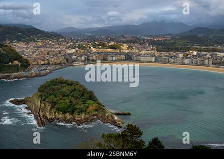 Spagna, provincia di Gipuzkoa (Gipuzkoa), San Sebastian (Donostia), baia di la Concha e la città vista dal monte Igeldo Foto Stock