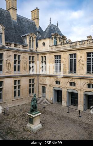 Francia, Parigi, quartiere Marais, Museo Carnavalet, statua a figura intera di Luigi XIV nella corte d'onore, opera di Antoine Coysevox Foto Stock