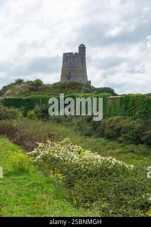 Fort de la Hougue con torre Vauban del XVII secolo a Saint-Vaast-la-Hougue Foto Stock