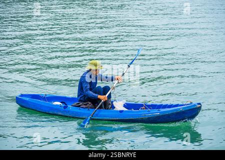 Vietnam, provincia di Haiphong, isola di Cat Ba, pescatore nella baia di LAN ha (patrimonio dell'umanità dell'UNESCO) Foto Stock