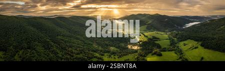 Polonia, Precarpazi, Ustrzyki Górne, Parco Nazionale di Bieszczady, tramonto sulla valle di Ustrzyki Górne, capitale turistica della regione dei Precarpazi da cui sono possibili molte esplorazioni, vista aerea panoramica Foto Stock