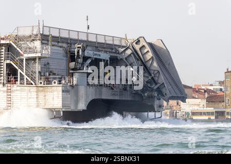 Italia, Veneto, Venezia, patrimonio dell'umanità dall'UNESCO, catamarano militare militare militare in alluminio USNS Carson City (JHSV-7/T-EPF-7) di classe spearhead-fast Transport USNS Carson City (JHSV-7/T-EPF-7) Foto Stock