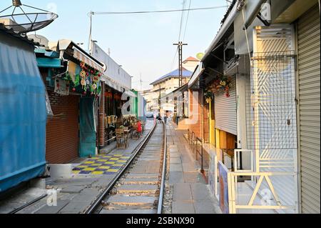 Maeklong mercato ferroviario, Thailandia Foto Stock