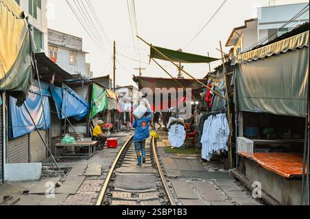 Maeklong mercato ferroviario, Thailandia Foto Stock