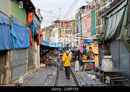 Maeklong mercato ferroviario, Thailandia Foto Stock