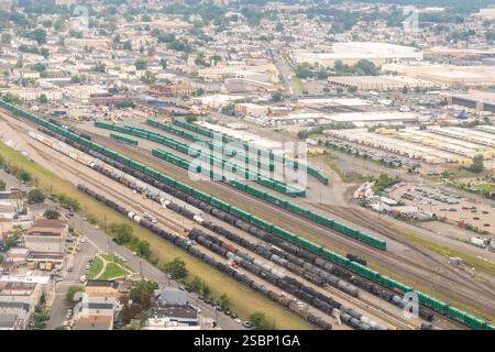 Linden, New Jersey, USA - 28 agosto 2023 - Vista aerea di Linden Yard - uno scalo ferroviario merci nel nord del New Jersey dalla Staten Island Railway Foto Stock