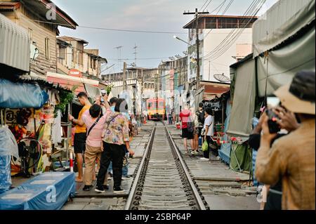 Maeklong mercato ferroviario, Thailandia Foto Stock