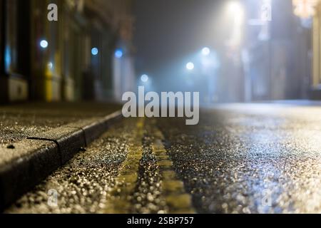 Una strada in una notte nebbiosa in una città storica in una notte nebbiosa dell'inverno, Upton upon Severn, Regno Unito Foto Stock