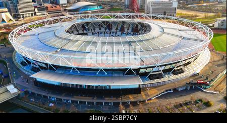 London Stadium, sede del West Ham United - veduta aerea - LONDRA, Regno Unito - 23 DICEMBRE 2024 Foto Stock
