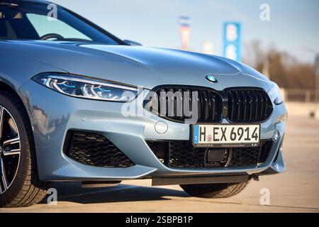 Berlino, Germania - 11 ottobre 2021: BMW serie 8 G16 Gran Coupé 840i xDrive M-Pack 2021. Vista anteriore di tre quarti della vettura, cofano del paraurti del parabrezza Foto Stock
