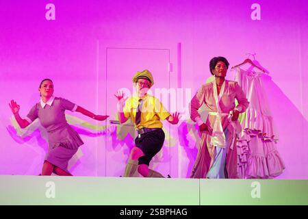 Londra, Regno Unito. 3 febbraio 2025. Mozart "THE MARRIAGE OF FIGARO" English National Opera (ENO), London Coliseum, Regno Unito. Il primo revival della produzione aggiornata del 2020 di Joe Hill-Gibbins, che durò solo una performance prima di Covid Lockdown, apre il 5 febbraio 2025 con Mary Bevan (Susanna), Hanna Hipp (Cherubino) e Nardus Williams (Contessa Almaviva), credito: Donald Cooper/Alamy Live News Foto Stock