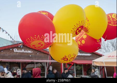 Kolomna, Russia, 17 marzo 2024. Maslenitsa. Le persone con palloncini con l'iscrizione Maslenitsa camminano a una fiera in un giorno di festa. Le vacanze della gente. T Foto Stock