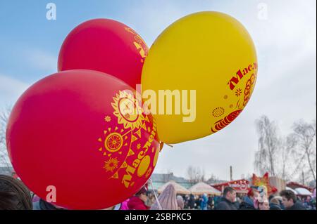 Kolomna, Russia, 17 marzo 2024. Maslenitsa. Le persone con palloncini con l'iscrizione Maslenitsa camminano a una fiera in un giorno di festa. Le vacanze della gente. T Foto Stock