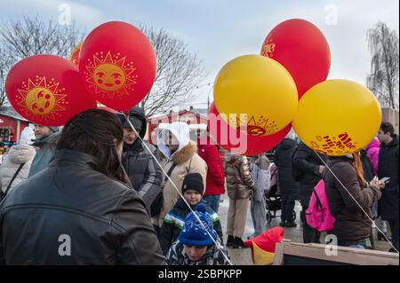Kolomna, Russia, 17 marzo 2024. Maslenitsa. Le persone con palloncini con l'iscrizione Maslenitsa camminano a una fiera in un giorno di festa. Le vacanze della gente. T Foto Stock
