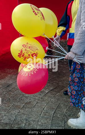 Kolomna, Russia, 17 marzo 2024. Maslenitsa. Le persone con palloncini con l'iscrizione Maslenitsa camminano a una fiera in un giorno di festa. Le vacanze della gente. T Foto Stock